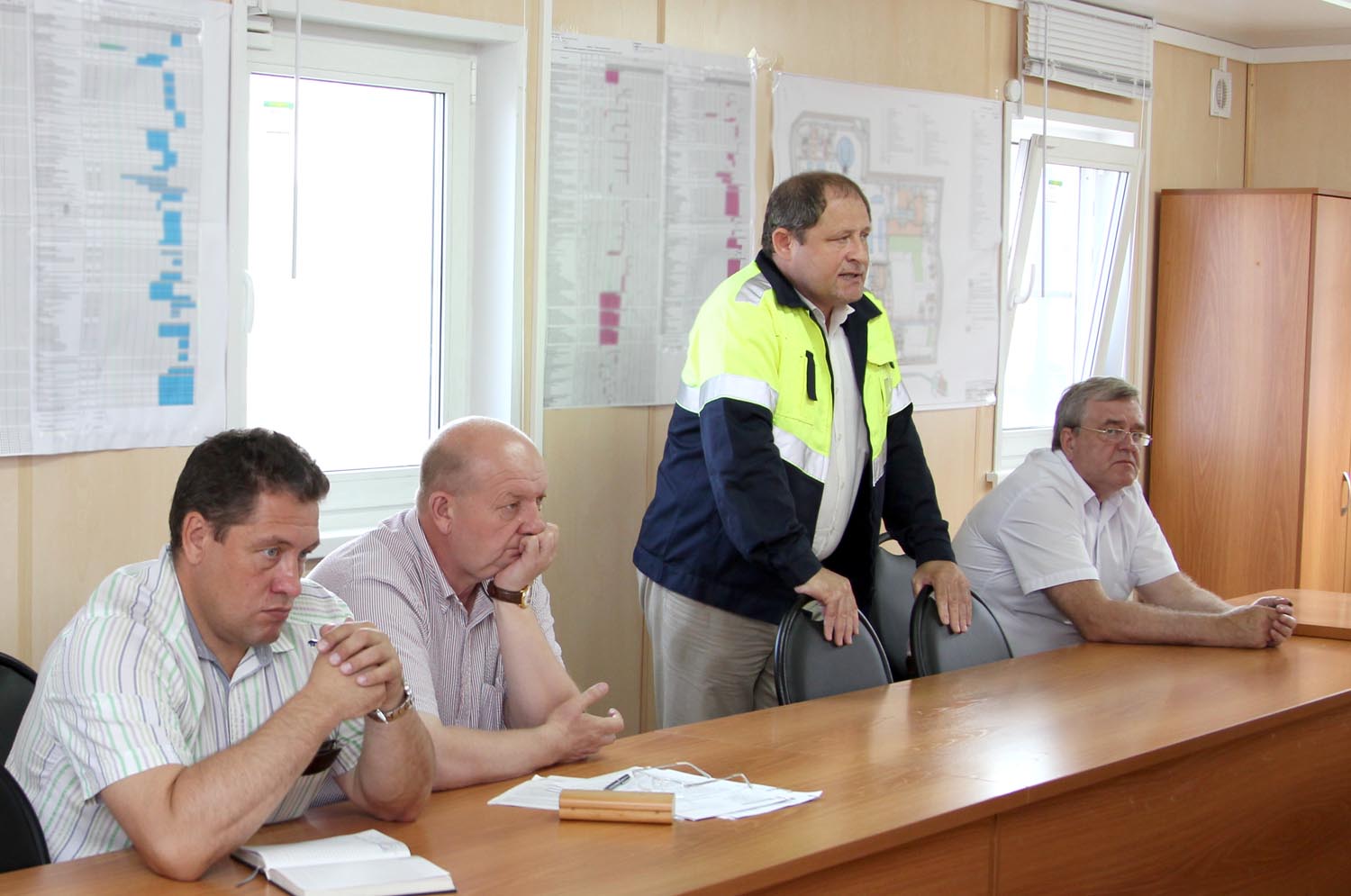 Заместитель генерального инспектора госкорпорации «Росатом» Геннадий Петкевич проводит совещане на ОДЭК