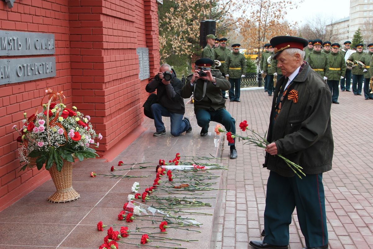 Возложение цветов к памятнику жертвам войны