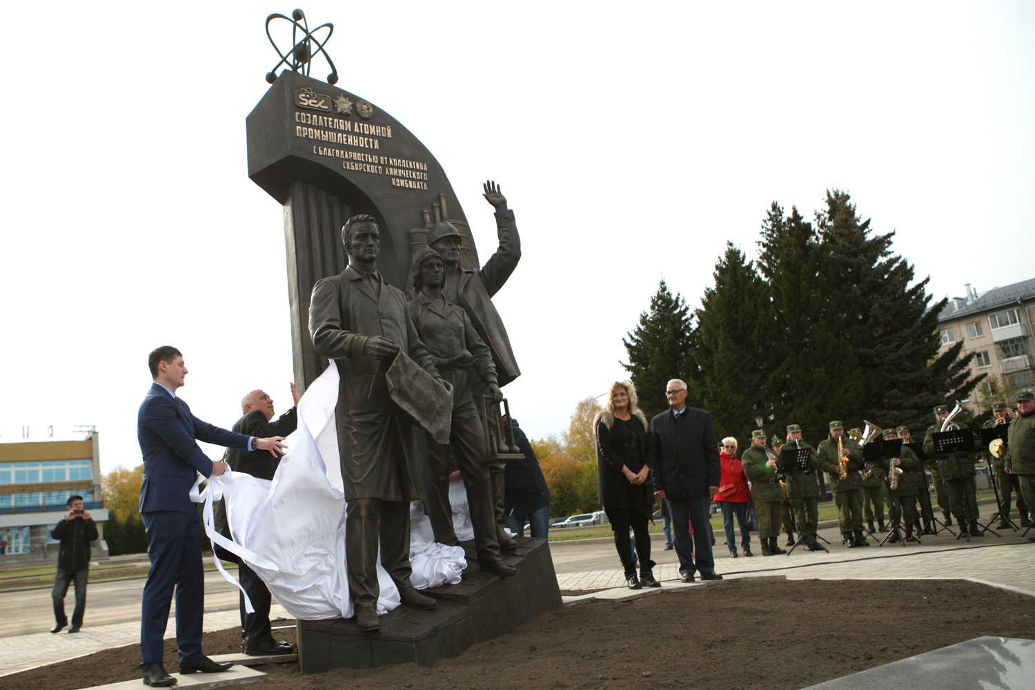 В Северске открыли памятник атомщикам