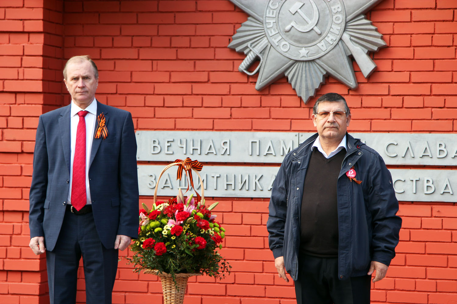 Представители руководства СХК возложили цветы к памятнику войнам ВОВ