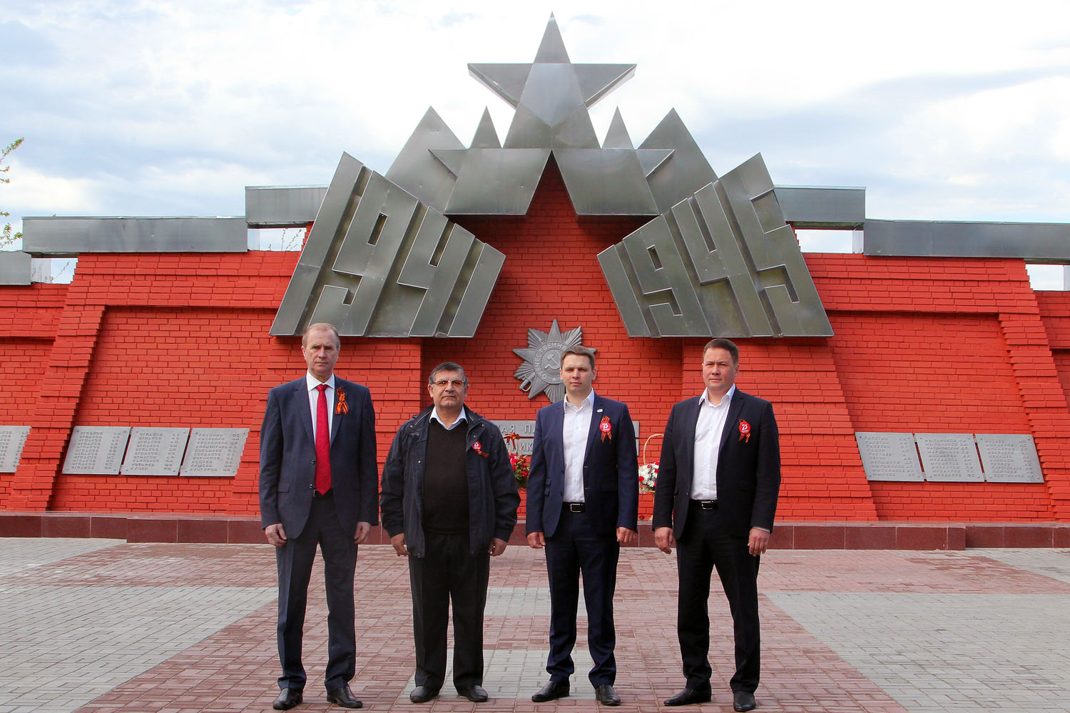 Представители руководства СХК возложили цветы к памятнику войнам ВОВ